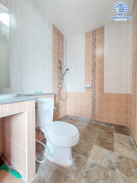 *****ทาวน์เฮ้าส์มืองสองย่านกรุงเทพมหานคร ม.เฟรชวิลล่า นวมินทร์ บนเนื้อที่ 20 ตร.ว. ฟังก์ชันเหมือนได้บ้านเดี่ยว 3 ห้องนอน 4 ห้องน้ำ 2 ที่จอดรถ บ้านสภาพสวย แถมฟรี! 1 เครื่องปรับอากาศ เดินทางสะดวก ทำเลเยี่ยม ใกล้แฟชั่นไอส์แลนด์ และรถไฟฟ้าสายสีชมพู "สถานีคู้บอน"